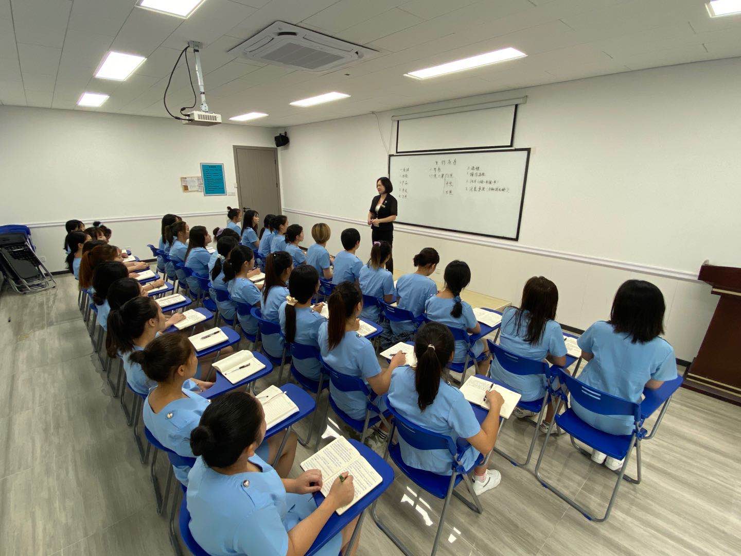 美容学校学费一般要多少钱？